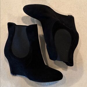 Yves Saint Laurent Nero Suede Chelsea Wedge blk suede Booties Sz 36.5 + dustbag